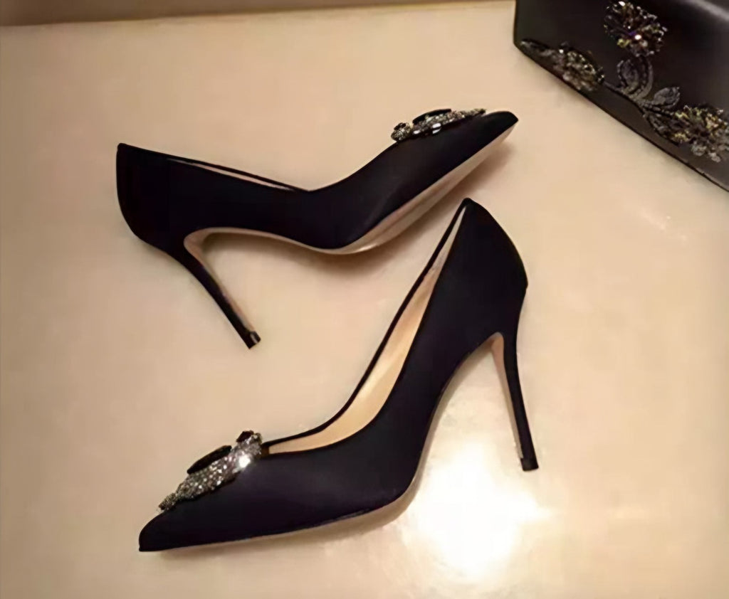 Salón de Satén con Broche Joya – Negro