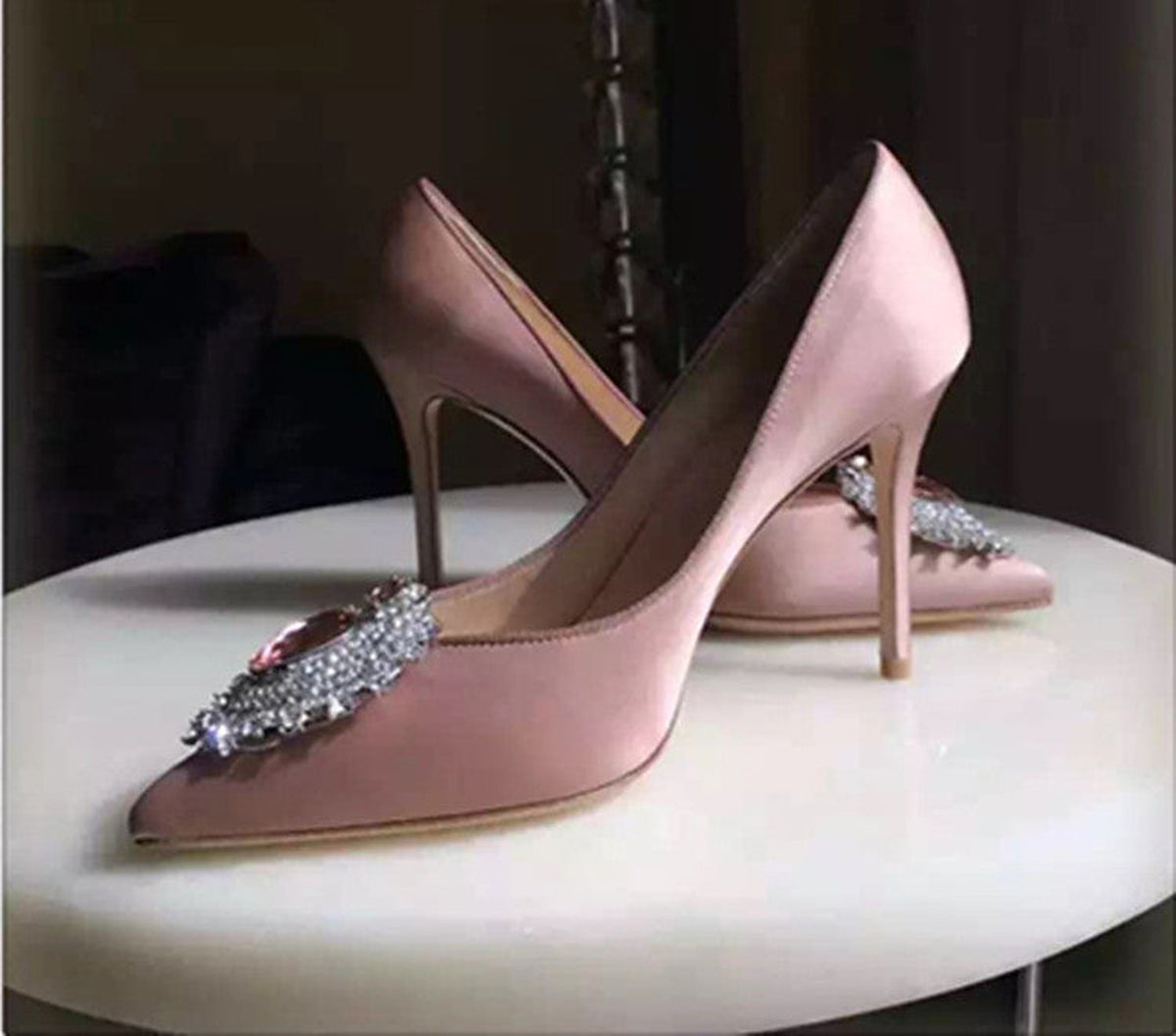 Salón de Satén con Broche Joya – Rosa empolvado