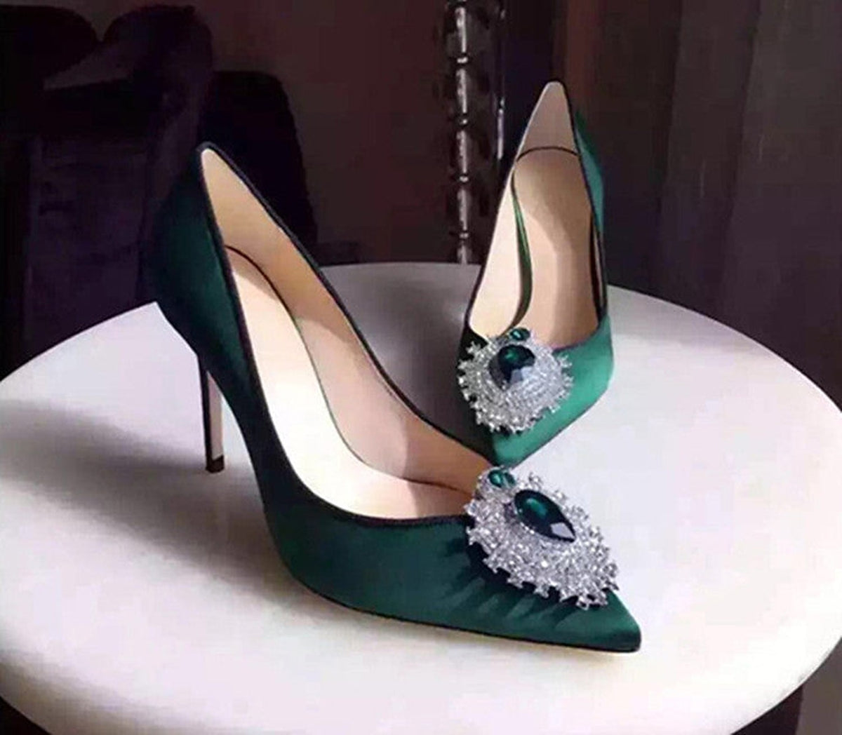 Salón de Satén con Broche Joya – Verde botella