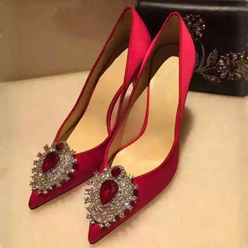 Salón de Satén con Broche Joya – Rojo