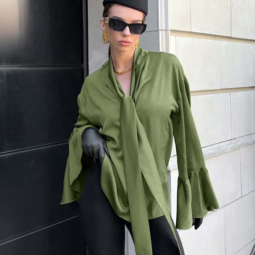 Blusa de Satén con Lazada al Cuello y Manga Campana – Verde oliva