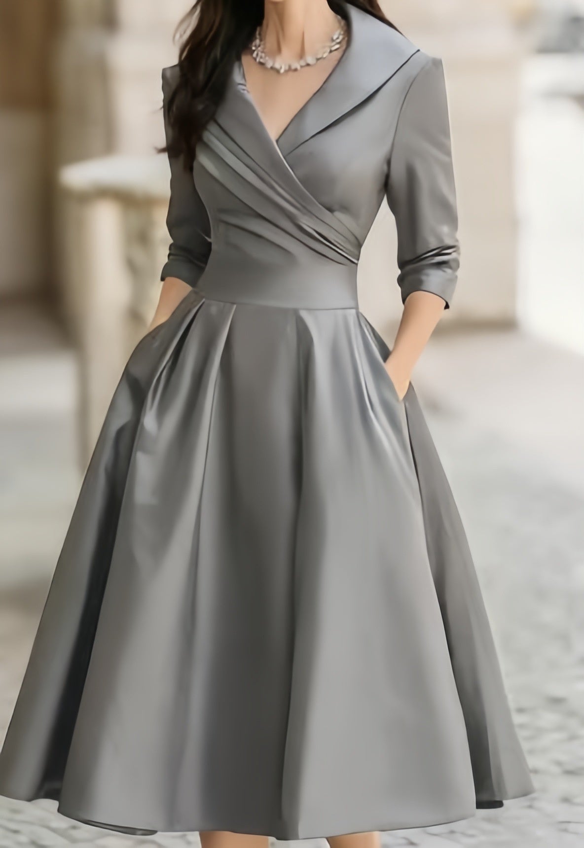 Vestido Midi de Vuelo con Cuello Solapa – Gris perla